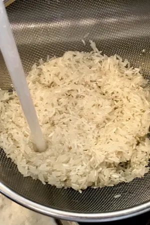 rinsing rice in strainer