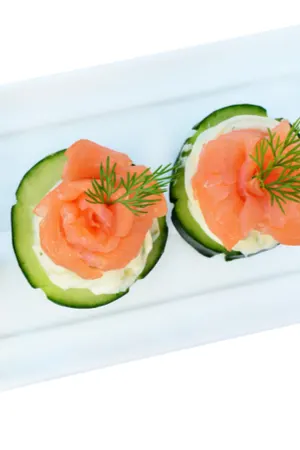 https://makeyourmeals.com/wp-content/uploads/2018/12/smoked-salmon-cucumbers.jpg.webp