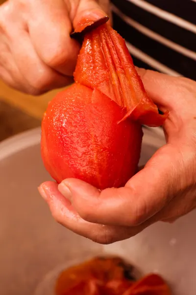 peeling tomatoes