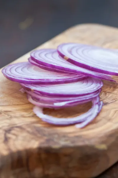 sliced red onion