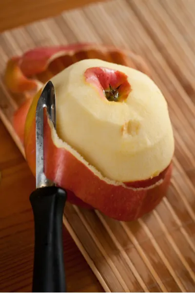 peeling apples for cinnamon applesauce