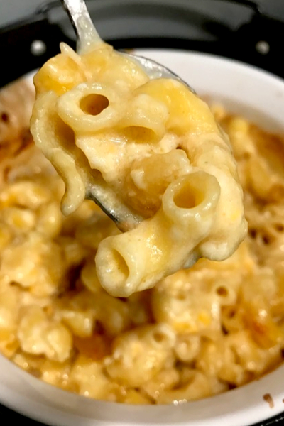 scoop of air fryer macaroni and cheese 