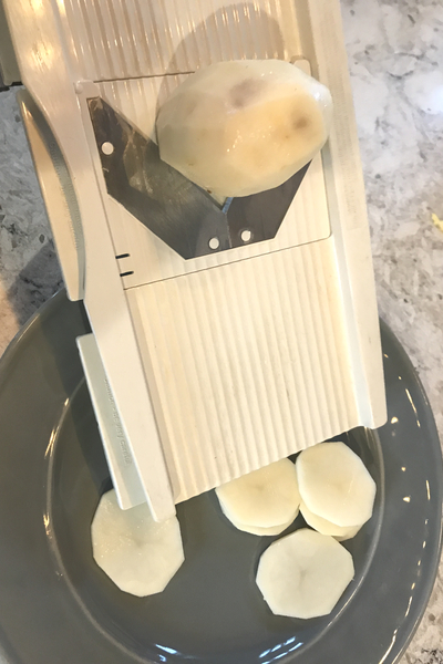 slicing potatoes 