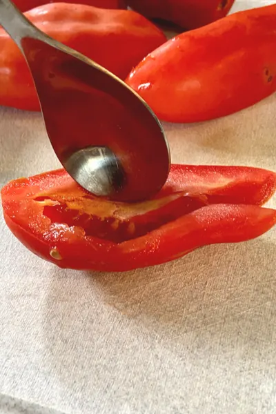remove seeds of tomato 