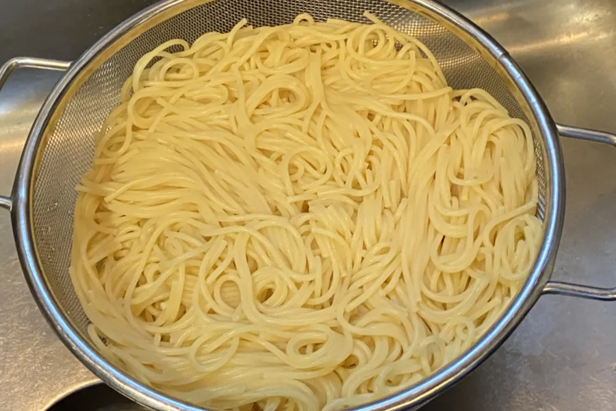 cooked spaghetti noodles