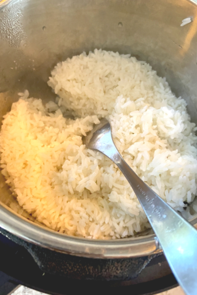 fluff rice with fork 