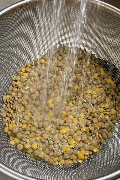 rinsing lentils 