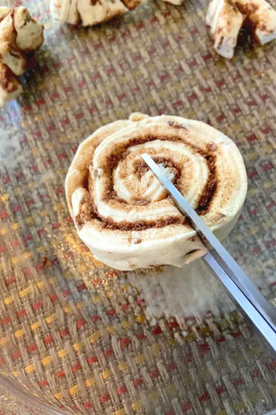 cutting cinnamon rolls 