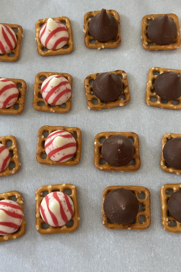 holiday pretzel treats