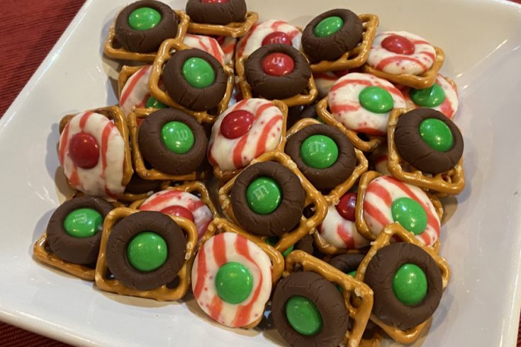 Pretzel Hershey Kisses (Pretzel gifts for holiday) - CurryTrail