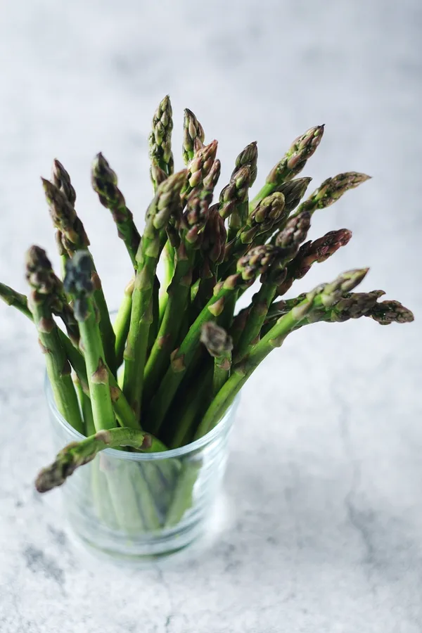 storing asparagus in a wide open mouth glass