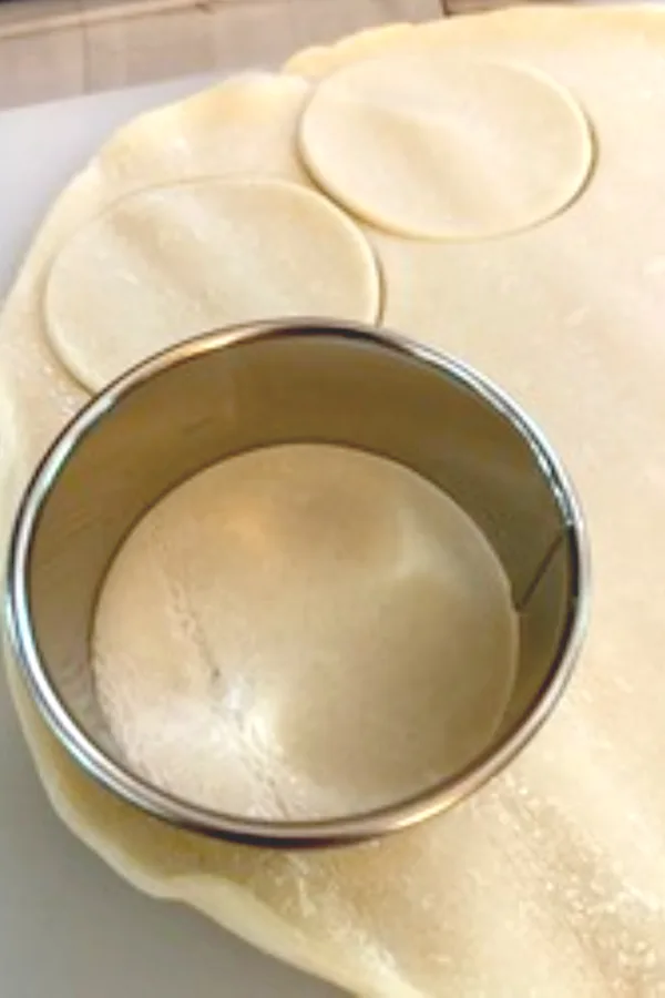 circles being cut in pie crust 