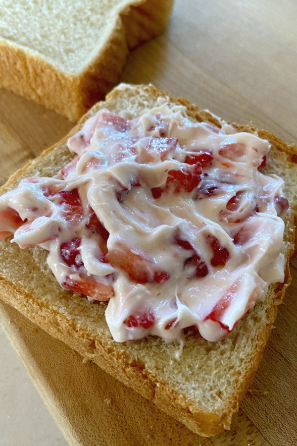 strawberry cheesecake filling on Texas toast 