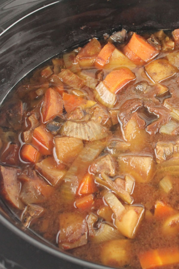 carrots meat onions potatoes in slow cooker