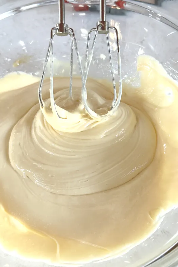hand mixer mixing pudding