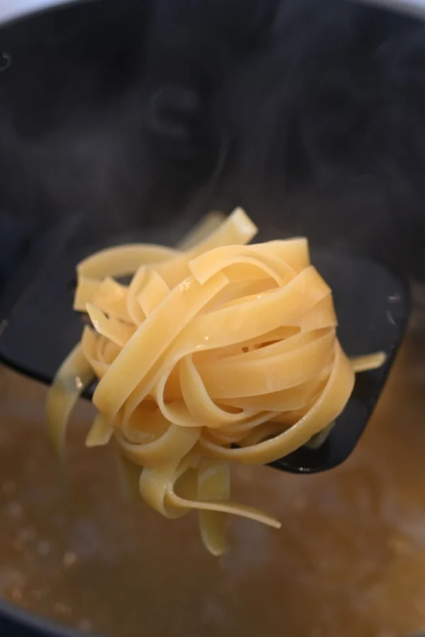 cooked fettuccine noodles 