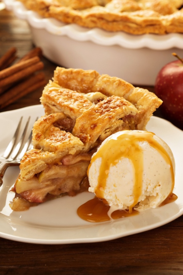 old fashioned apple pie with ice cream