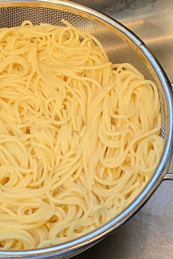 spaghetti noodles in colander
