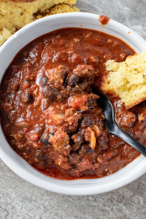 chili with cornbread